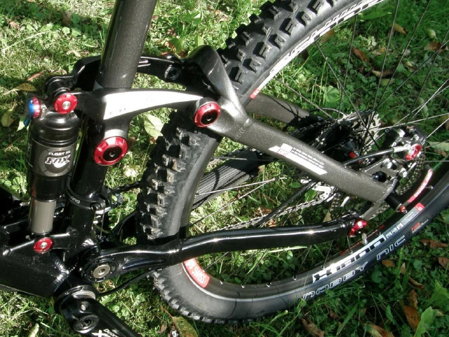 Rotwild RC1 FS Pro Test - Asymetricky řešená zadní stavba na straně brzdy a řetězu
