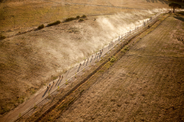 Vedro a prach doprovázely první etapu Cape Epic 2016