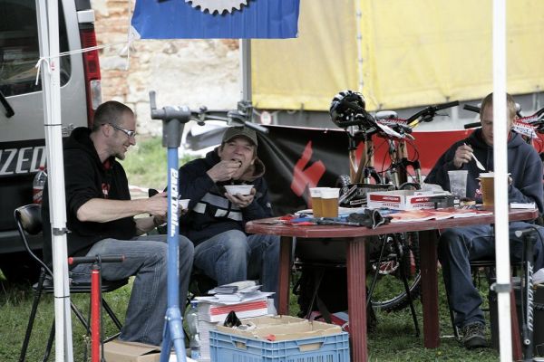 Velo Test Fest 2009 pánové se Spešlu obědvají