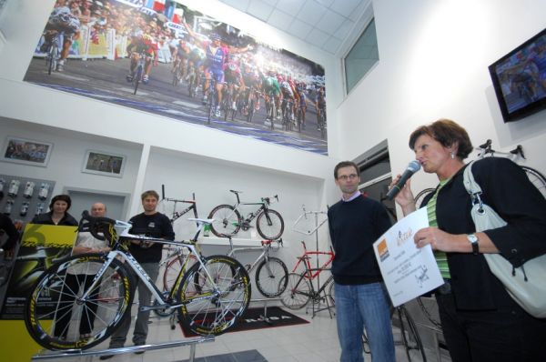 Slavnostní otevření nové prodejny XCR v Brně - šek pro Krtka