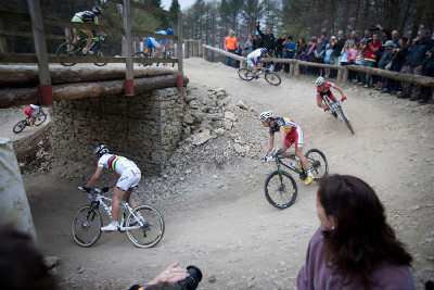 elitní muži na místní 4X trati