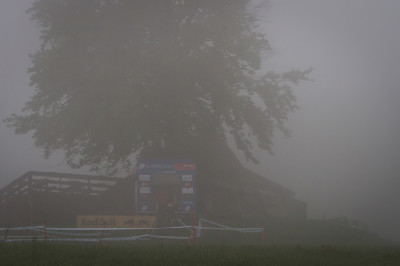 startovní brána ztracená v mlze