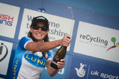 slavící Kateřina Nash