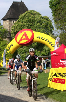 Author Šela Marathon - Ivan Rybařík přivedl balík maratonců na Helfštýn dvakrát jako první....