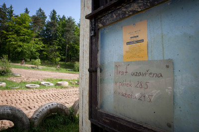 průjezd kolem motokrosové trati