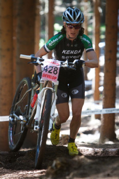 Mary McConnelough musela na některých místech z kola