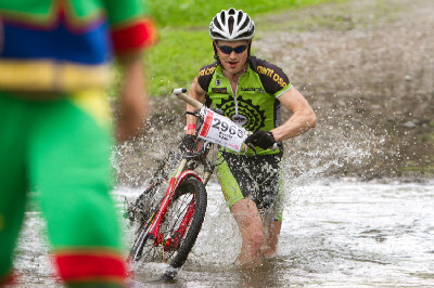 Jan Novota zdolává brod v Nemilkově