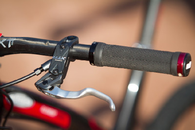 na levé straně řídítek chybí řazení