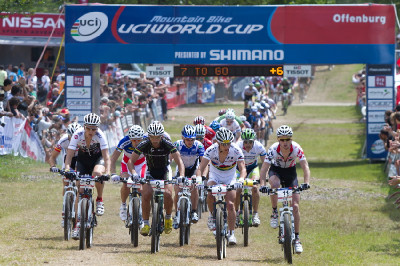 čelo pelotonu po zaváděcím kole