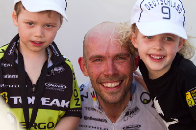 zvedly ho až jeho dva synové