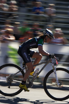 Mary McConnelough jede do posledního kola