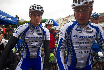 lyžaři Martin Jakš, Lukáš Bauer a vzadu v čeveném Martin Koukal