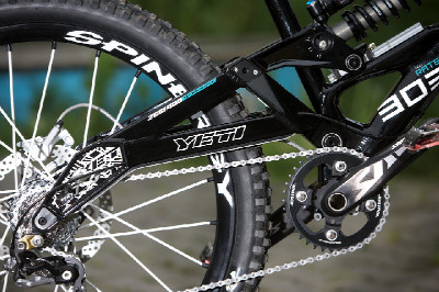 Černý švihák Yeti