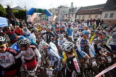 ráno na náměstí v Jablonném