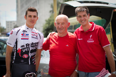 Legendární trenér Dukly Pavel Vršecký s Jardou Kulhavým a jeho trenérem Viktorem Zapletalem