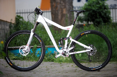 Bílý enduro švihák Niner