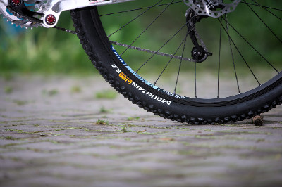 Bílý enduro švihák Niner