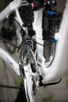 Bílý enduro švihák Niner