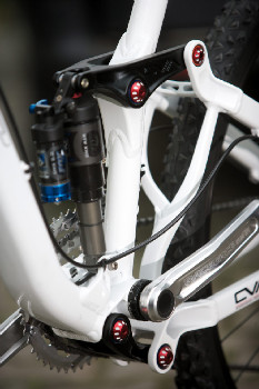 Bílý enduro švihák Niner