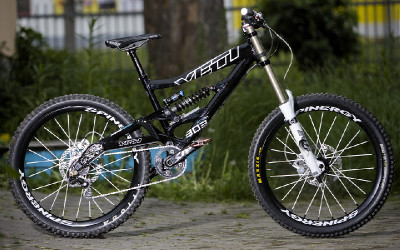 Černý švihák Yeti