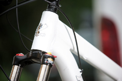 Bílý enduro švihák Niner