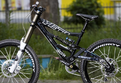 Černý švihák Yeti