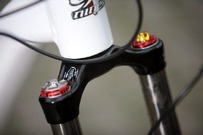 Bílý enduro švihák Niner