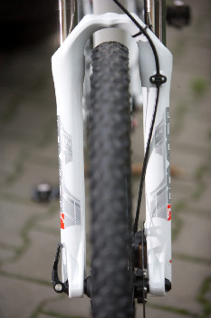 Bílý enduro švihák Niner