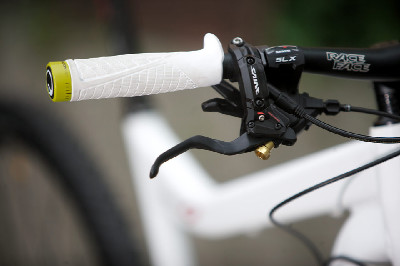 Bílý enduro švihák Niner