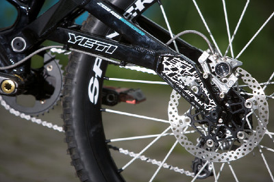 Černý švihák Yeti