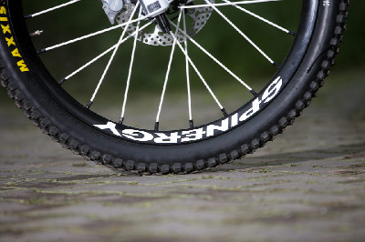 Černý švihák Yeti