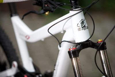 Bílý enduro švihák Niner