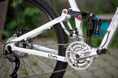 Bílý enduro švihák Niner