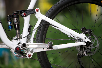 Bílý enduro švihák Niner