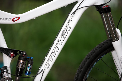 Bílý enduro švihák Niner