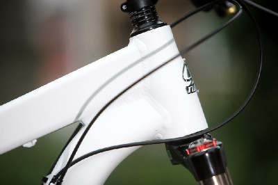 Bílý enduro švihák Niner