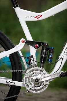 Bílý enduro švihák Niner