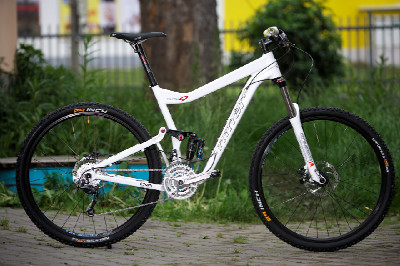 Bílý enduro švihák Niner