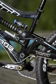 Černý švihák Yeti