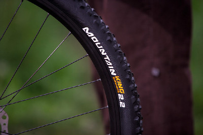 Bílý enduro švihák Niner