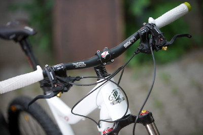 Bílý enduro švihák Niner