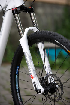 Bílý enduro švihák Niner