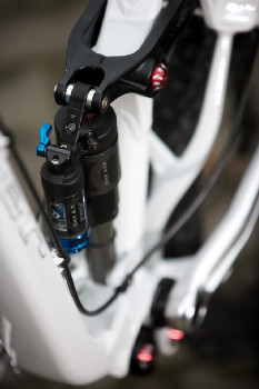 Bílý enduro švihák Niner