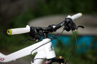 Bílý enduro švihák Niner