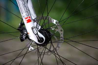 Bílý enduro švihák Niner