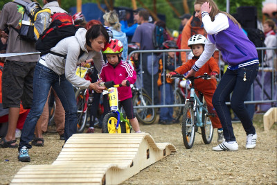 Paní Bauerová s dětmi na dětském Milka trailu