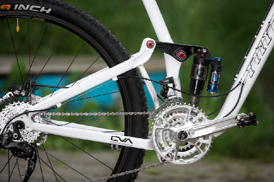 Bílý enduro švihák Niner