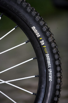 Černý švihák Yeti