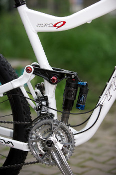 Bílý enduro švihák Niner