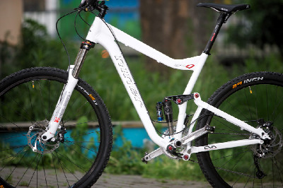 Bílý enduro švihák Niner